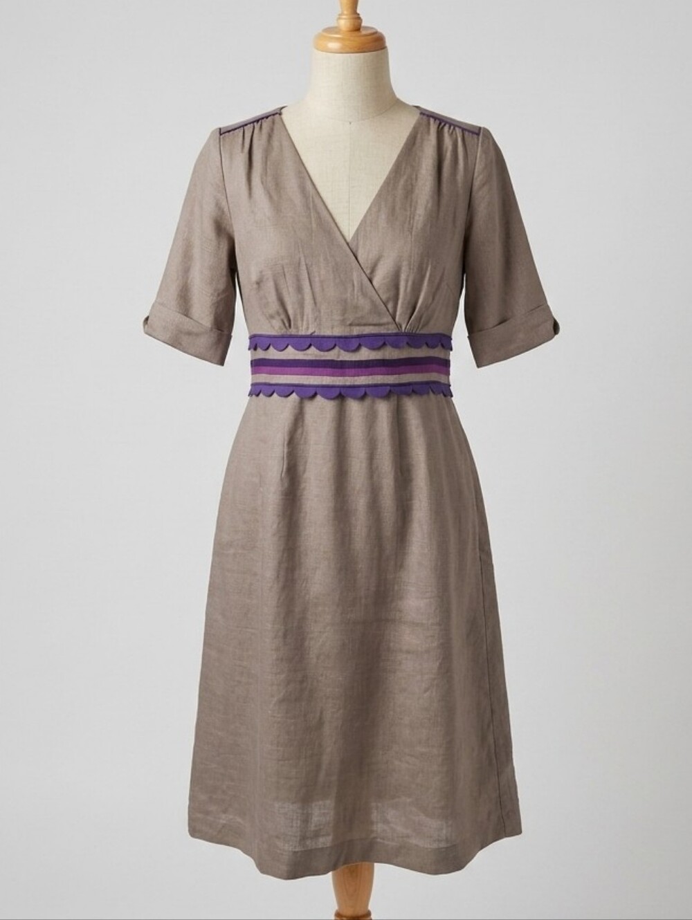 Boden Taupe V-neck Dress Purple Scallop Trim Womens Size 2 Office Feminine